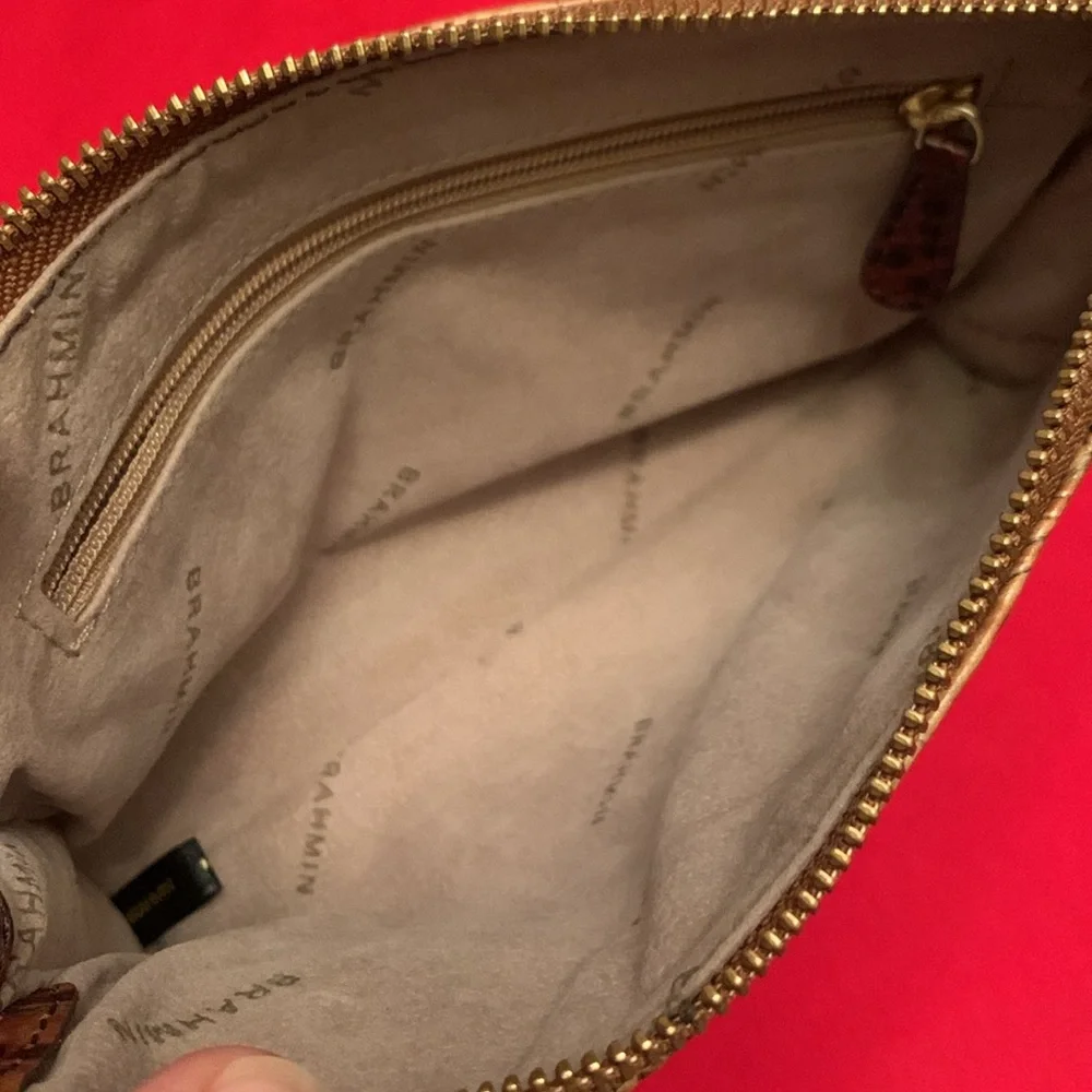 Brahmin wristlet
Used but great condition
9 inches by 5 1/2 inches - Picture 5 of 6